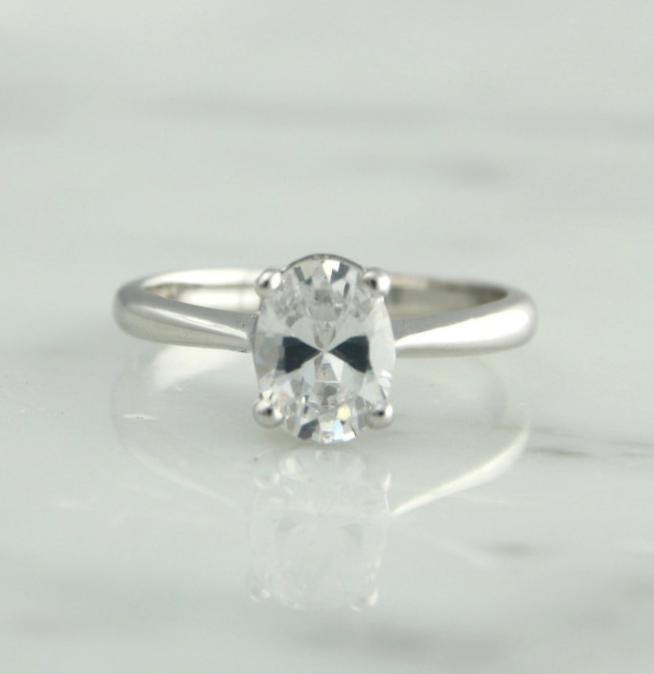 anello solitario ovale in oro bianco 18k e diamante naturale centrale 0,55 ct