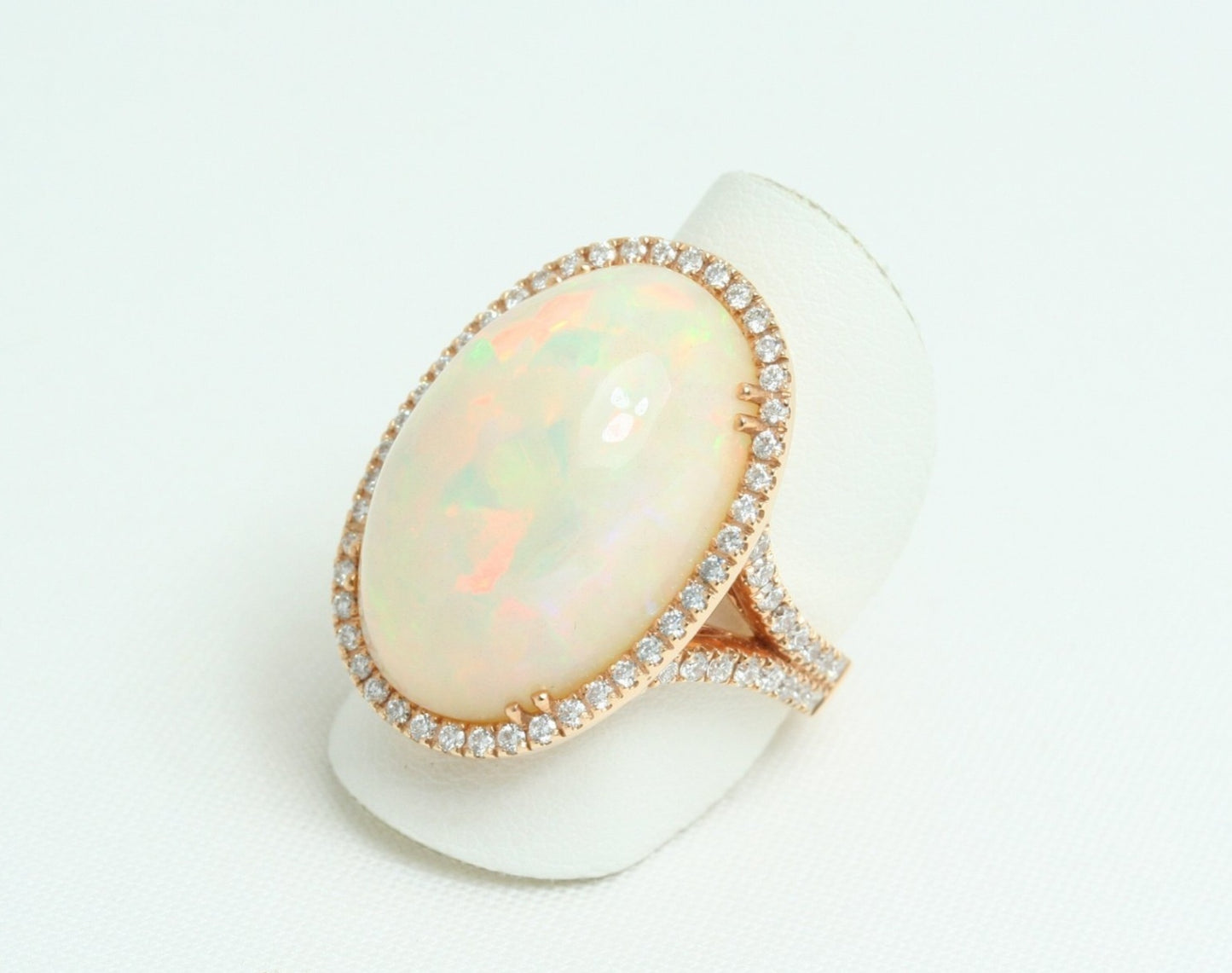Anello in oro giallo e diamanti naturali 0.81ct e opale 16.30ct