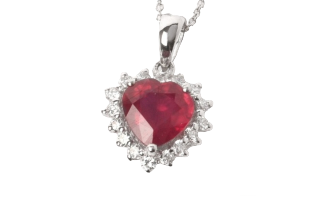 Colgante de oro blanco de 18k con rubí natural talla corazón de 1,90ct y diamantes de 0,48ct alrededor