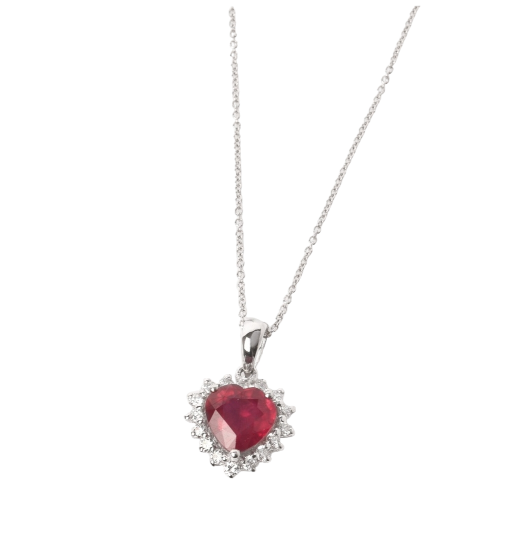 Colgante de oro blanco de 18k con rubí natural talla corazón de 1,90ct y diamantes de 0,48ct alrededor