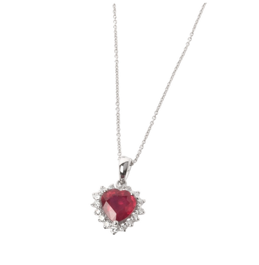 Colgante de oro blanco de 18k con rubí natural talla corazón de 1,90ct y diamantes de 0,48ct alrededor