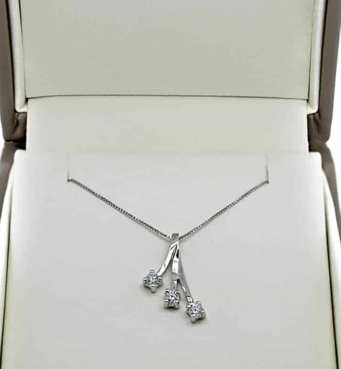 ciondolo trilogy in oro bianco 18k e 3 diamanti naturali 0,60ct
