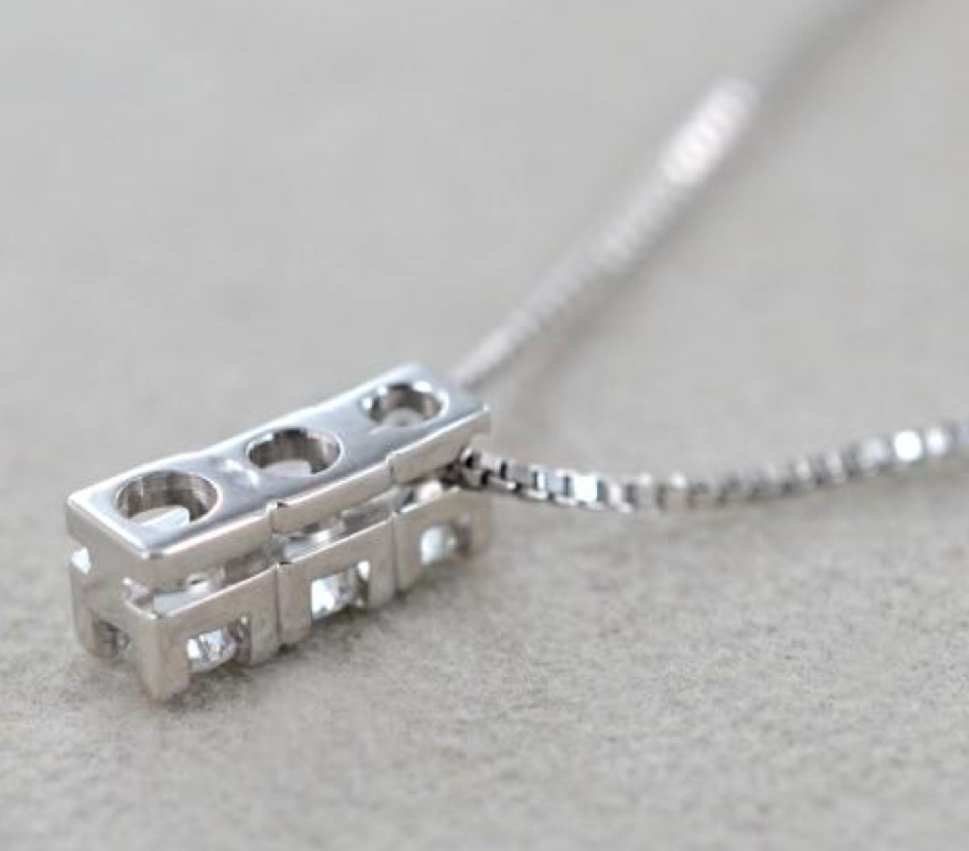 ciondolo trilogy in oro bianco 18k e 3 diamanti naturali 0,90 ct