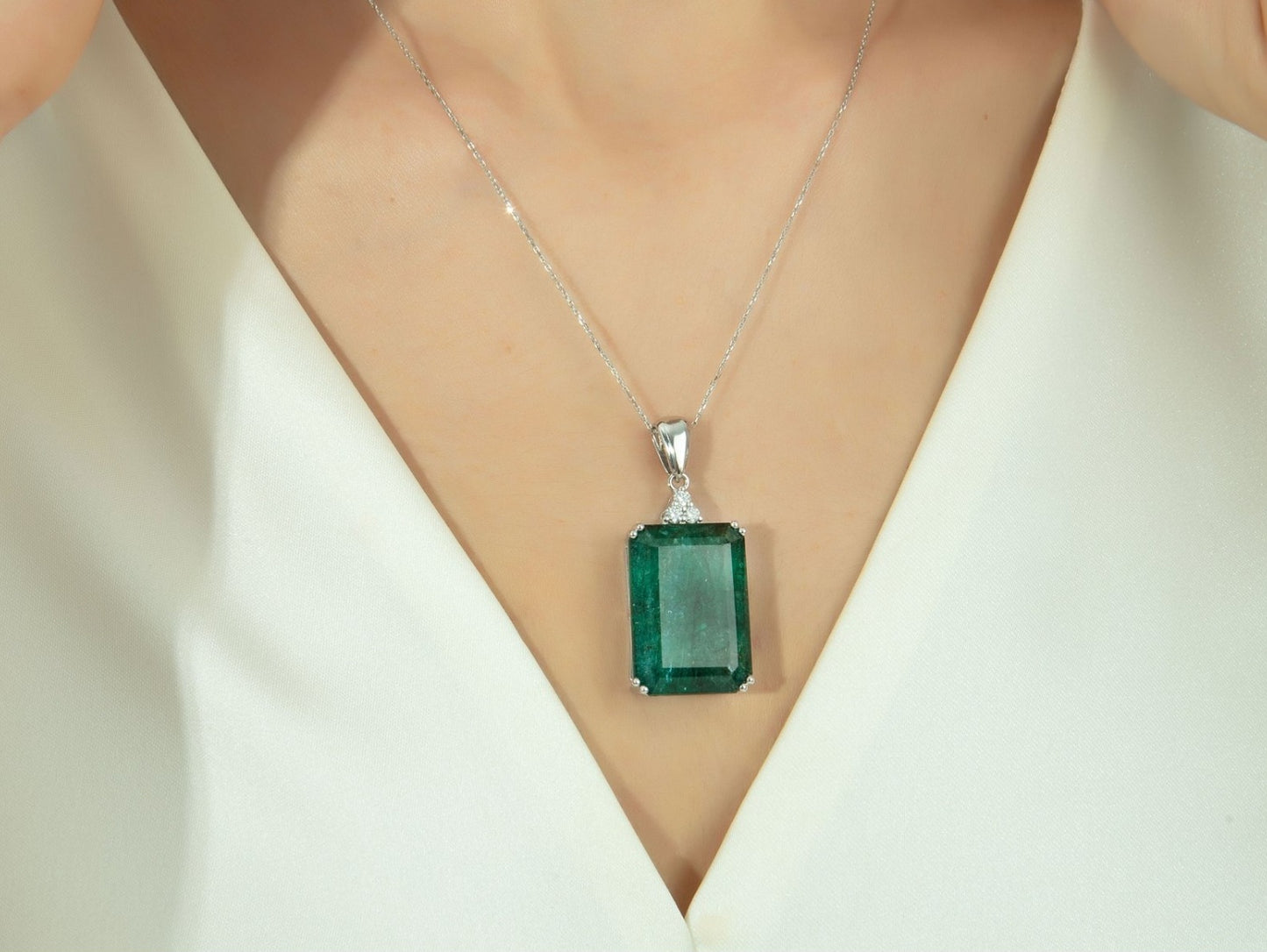 Collana in oro bianco 18k con smeraldo naturale colombiano 5.20ct