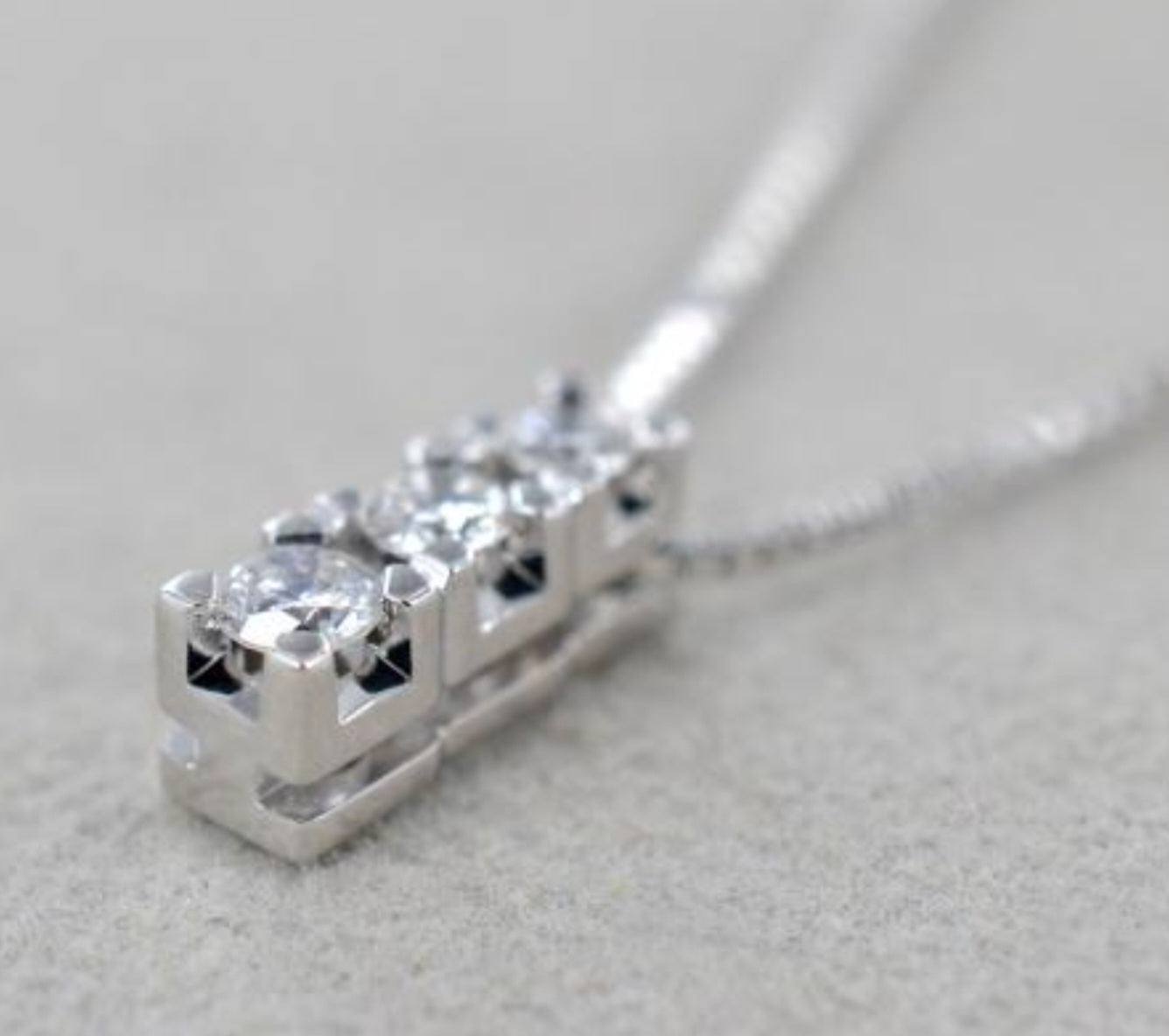 ciondolo trilogy in oro bianco 18k e 3 diamanti naturali 0,90 ct