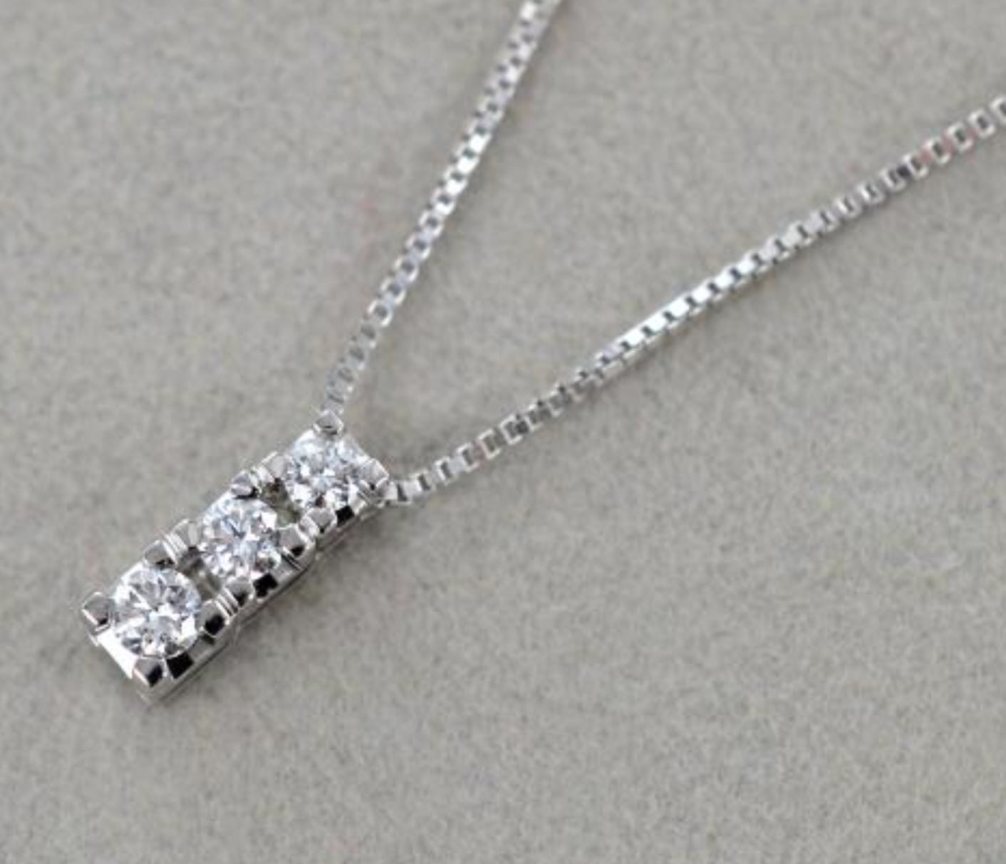 ciondolo trilogy in oro bianco 18k e 3 diamanti naturali 0,65 ct